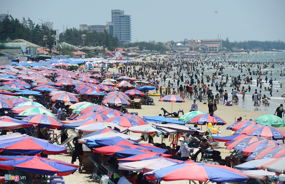 Hàng nghìn người nô đùa ở biển Vũng Tàu khi nhiệt độ gần 40 độ C